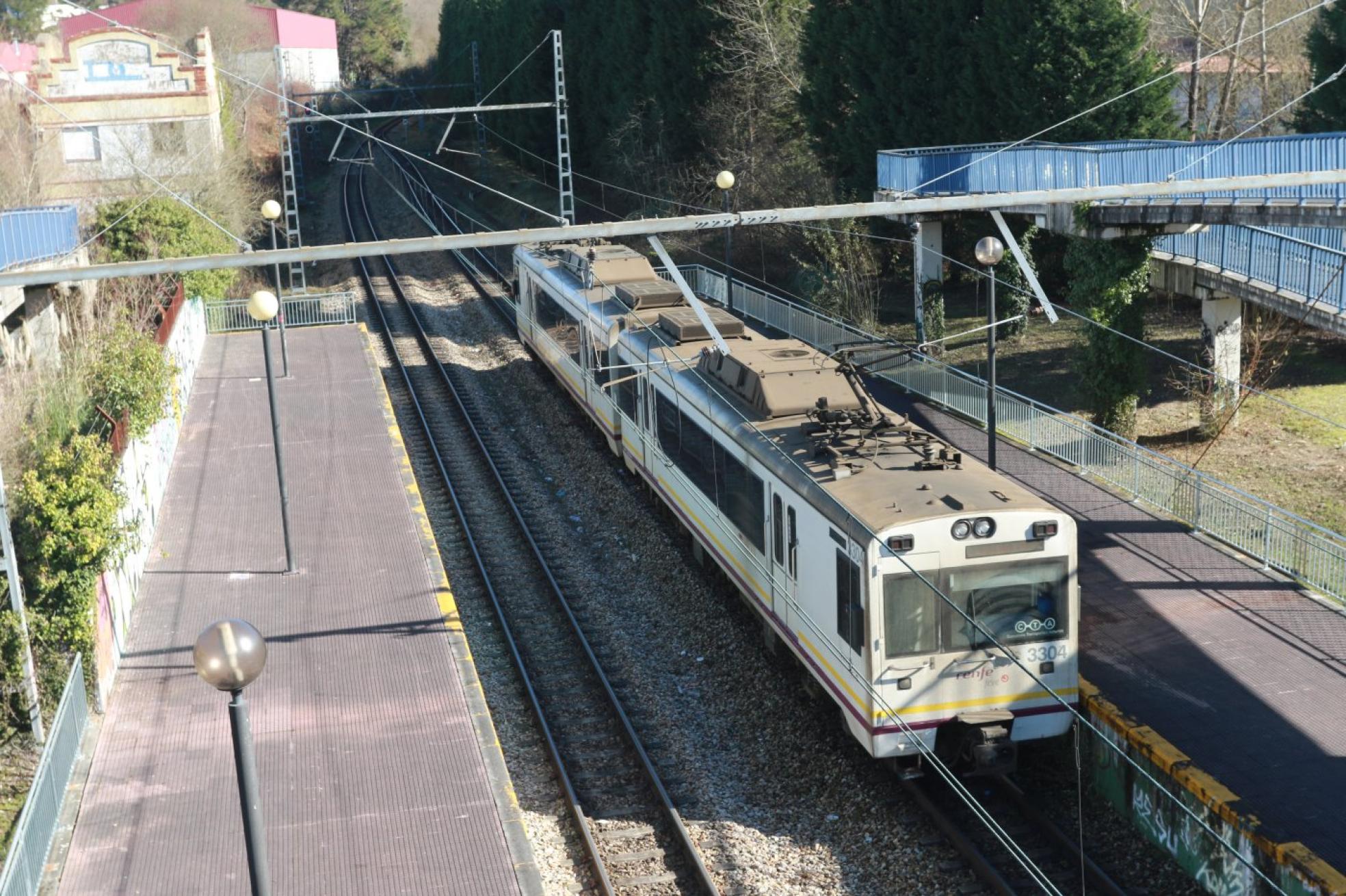 Tren procedente de San Esteban con destino a Oviedo, detenido en el apeadero de San Claudio. 