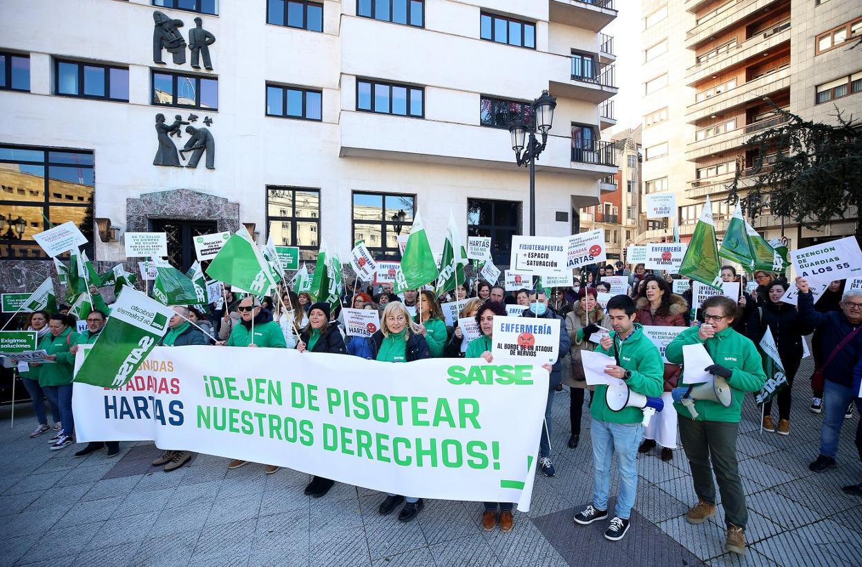 Cabecera de la manifestación convocada ayer en Oviedo por el sindicato de Enfermería Satse. 