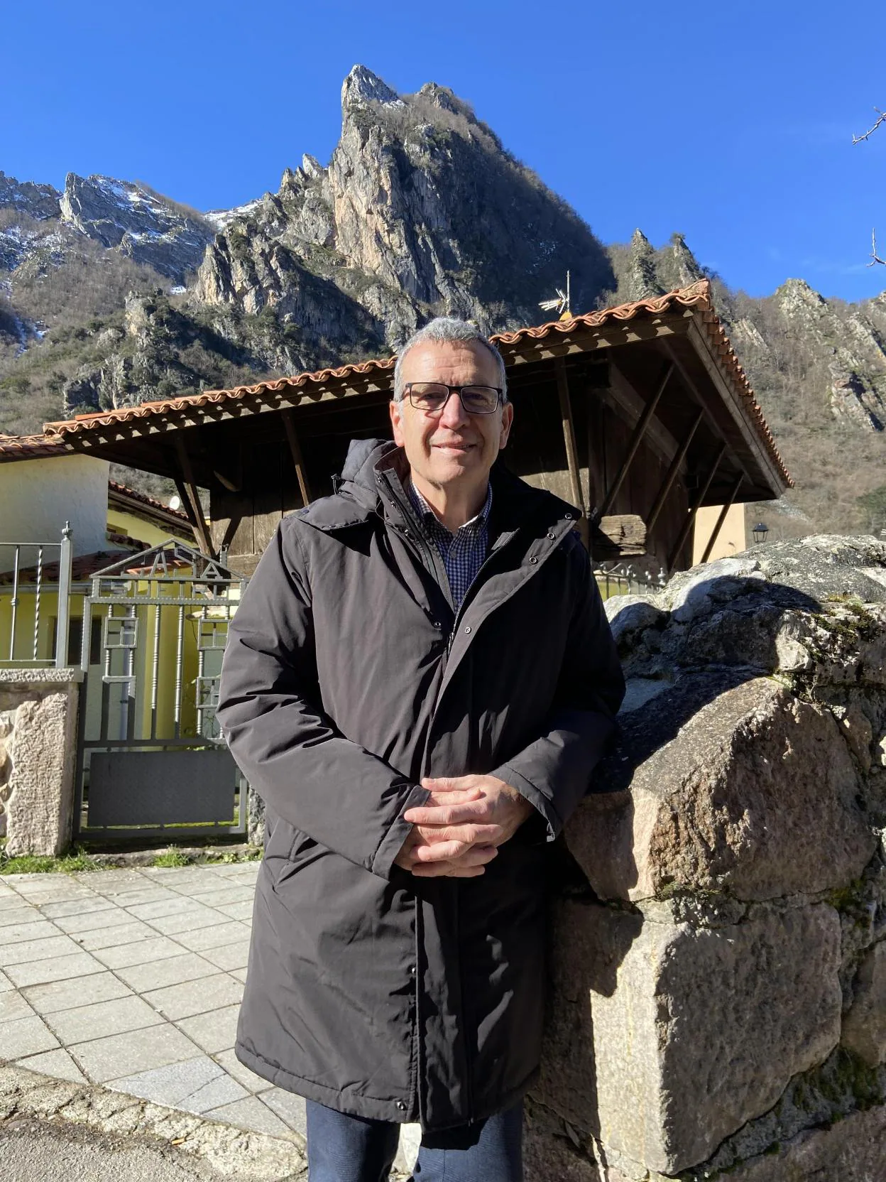 Francesc Boya, en Pola de Somiedo, ante un horreo y con la Peñavera al fondo, tras la jornada de la nueva red de Centros de Innovación Territorial organizada por la red Leader. 