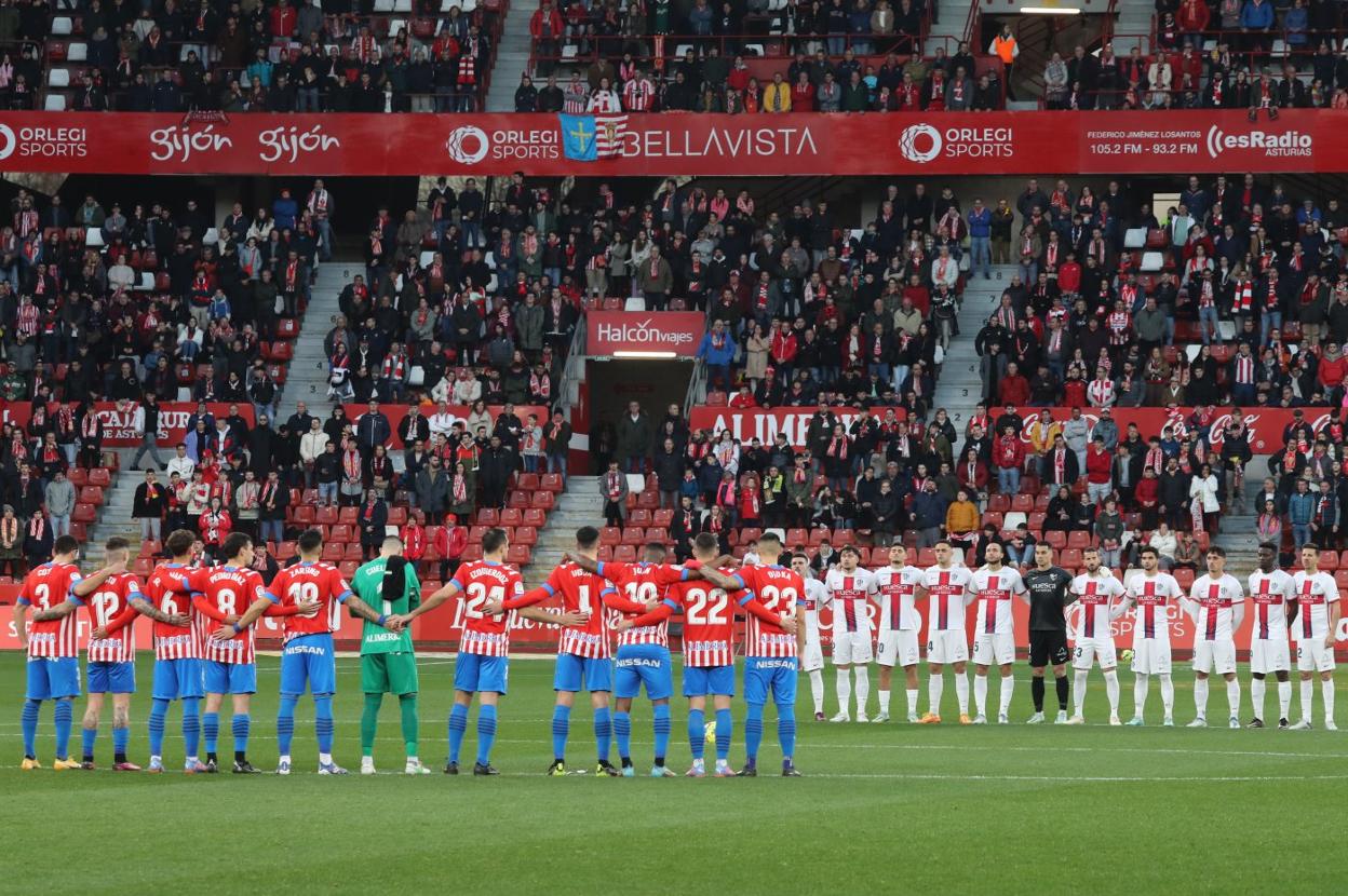 Los dos equipos guardaron un minuto de silencio, antes del inicio del partido, por la memoria de las víctimas del terremoto en Turquía y Siria. 