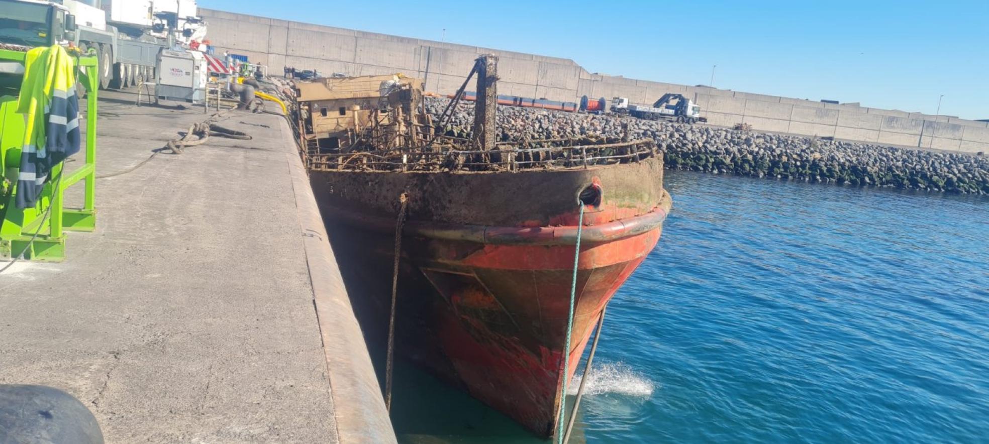 El 'Nehir', dado ya la vuelta y a flote de nuevo en el puerto de El Musel.