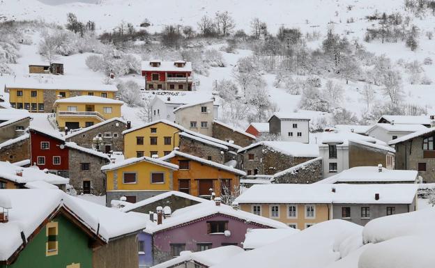 Sotres cubierto de nieve. 