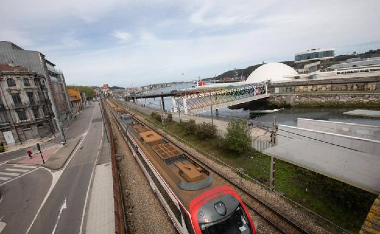 Un tren de Renfe circula por Avilés 