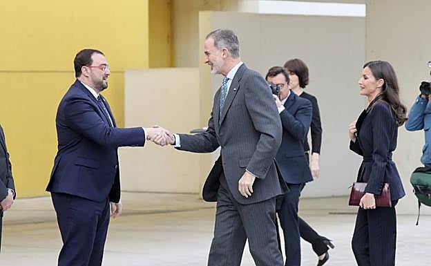 El presidente del Principado, Adrián Barbón, recibe a Sus Majestades los Reyes, en el Centro Niemeyer, Avilés.