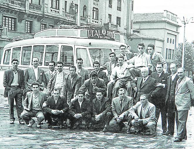 Directivos y jugadores, ante el autobús del club, en 1952. e. c.
