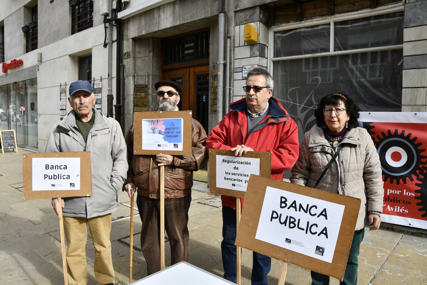 Fotos: Sanitarios asturianos protestan ante los Reyes, en Avilés, por la mejora de sus condiciones