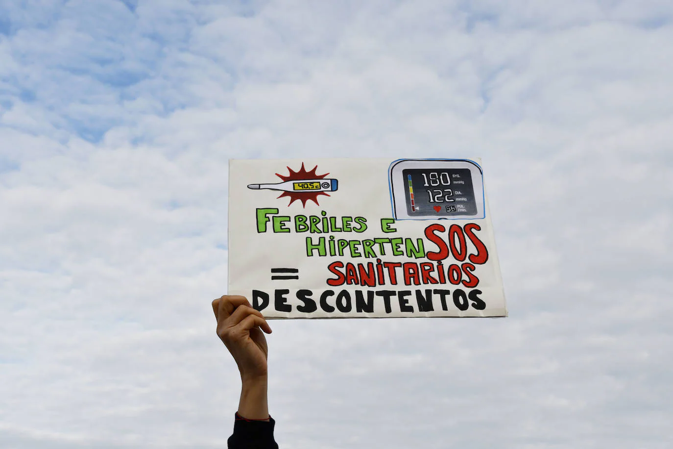 Fotos: Sanitarios asturianos protestan ante los Reyes, en Avilés, por la mejora de sus condiciones