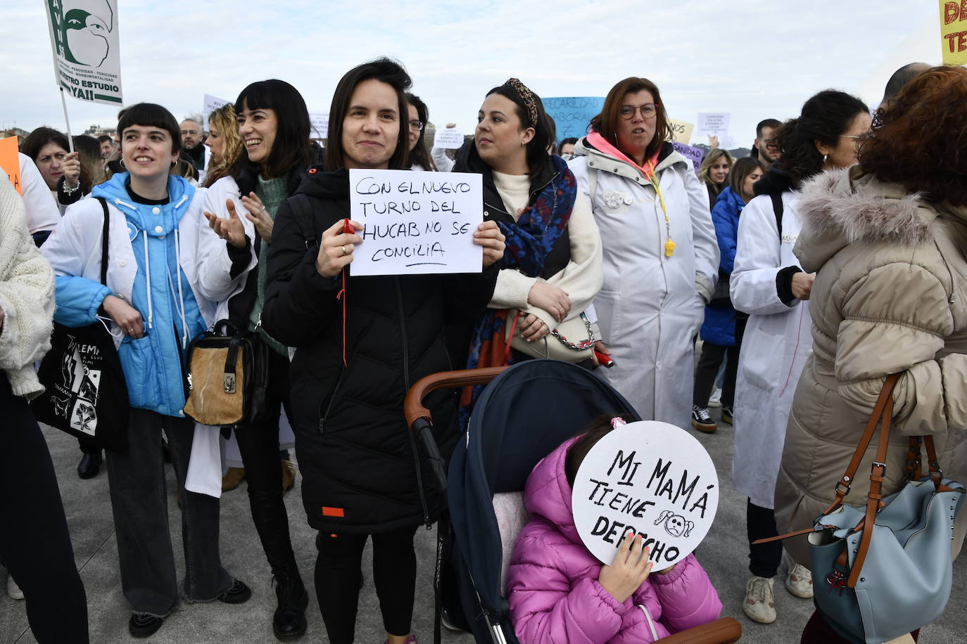 Fotos: Sanitarios asturianos protestan ante los Reyes, en Avilés, por la mejora de sus condiciones