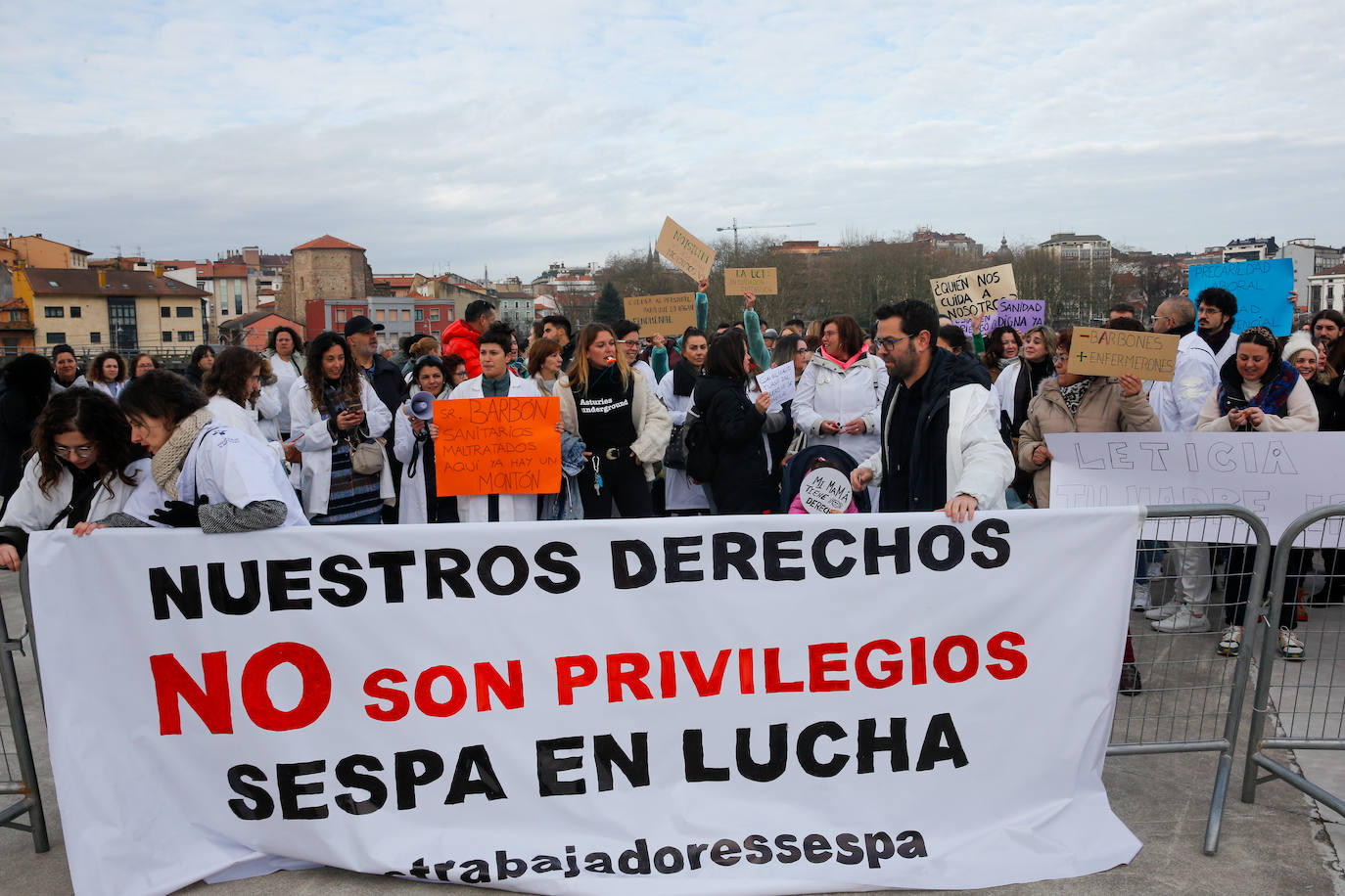 Fotos: Sanitarios asturianos protestan ante los Reyes, en Avilés, por la mejora de sus condiciones