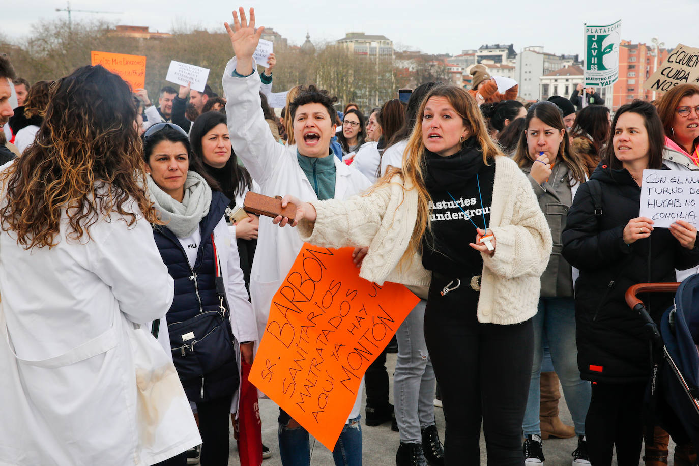 Fotos: Sanitarios asturianos protestan ante los Reyes, en Avilés, por la mejora de sus condiciones