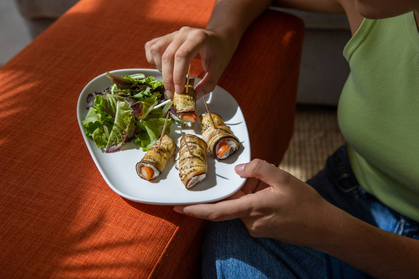 Rollitos de berenjena con barritas Krissia, mozarella y brotes tiernos 