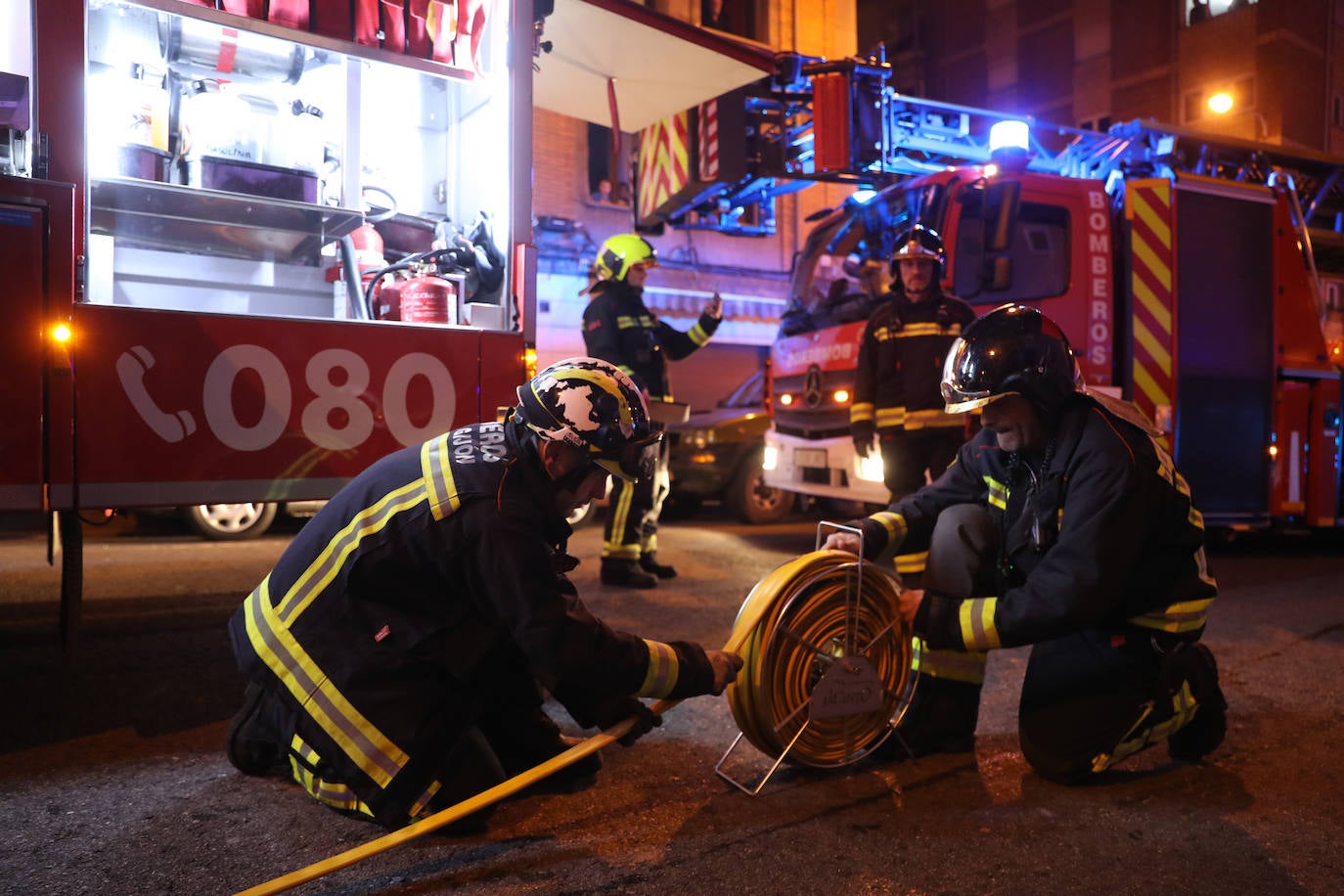 Fotos: Un incendio deja dos personas intoxicadas en un piso de Gijón