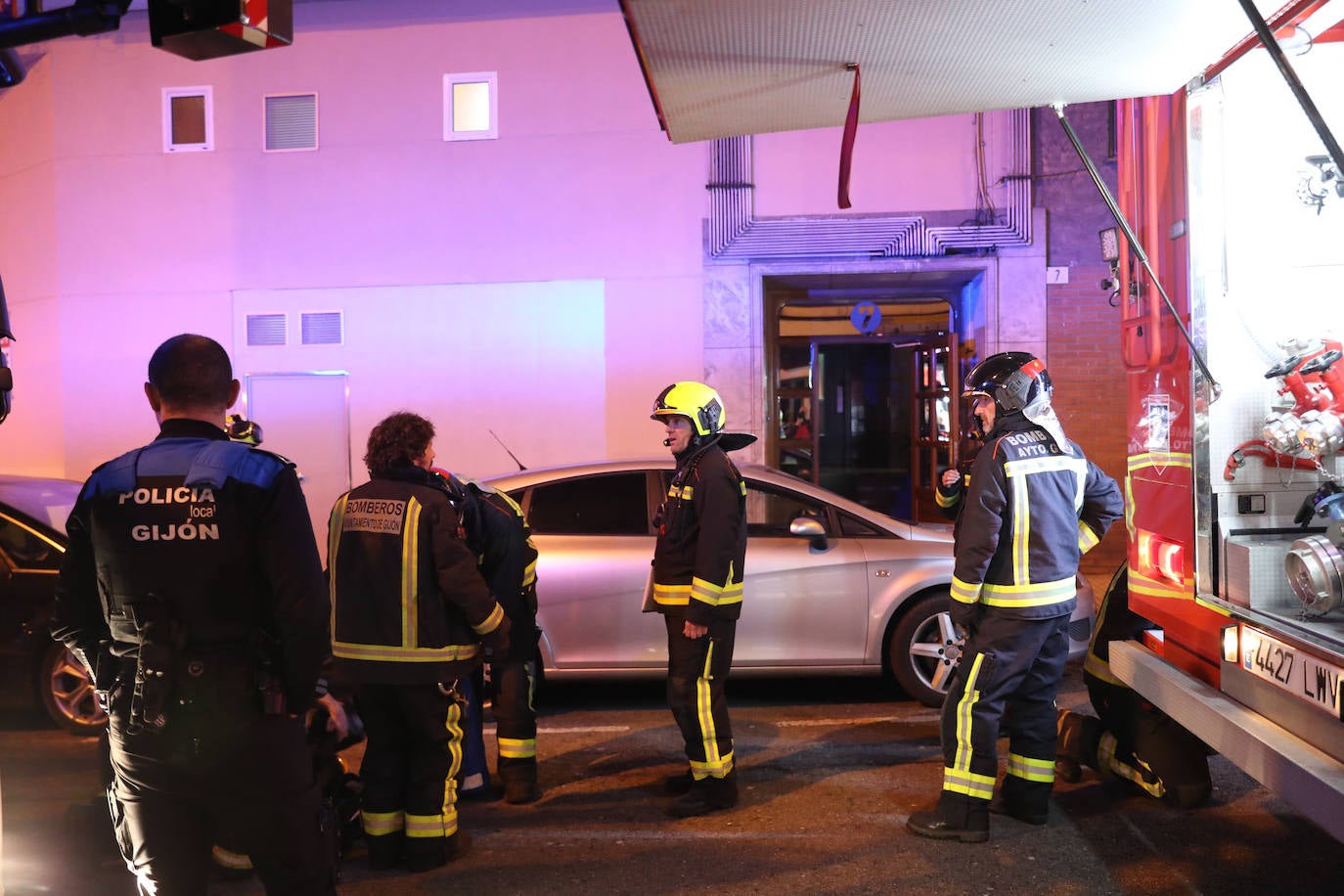 Fotos: Un incendio deja dos personas intoxicadas en un piso de Gijón