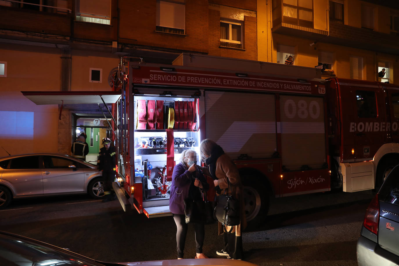 Fotos: Un incendio deja dos personas intoxicadas en un piso de Gijón