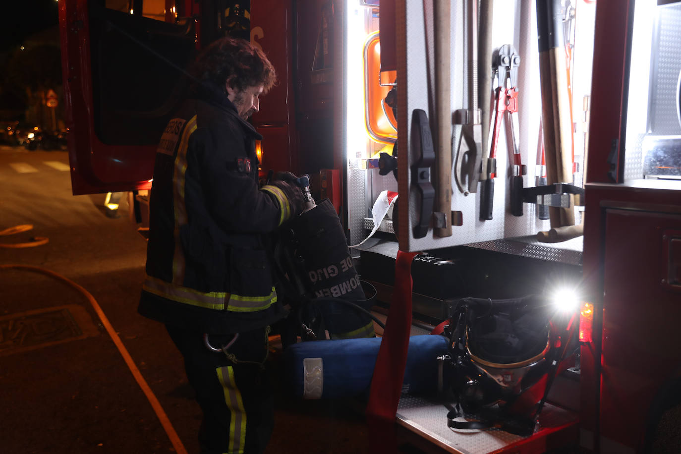 Fotos: Un incendio deja dos personas intoxicadas en un piso de Gijón