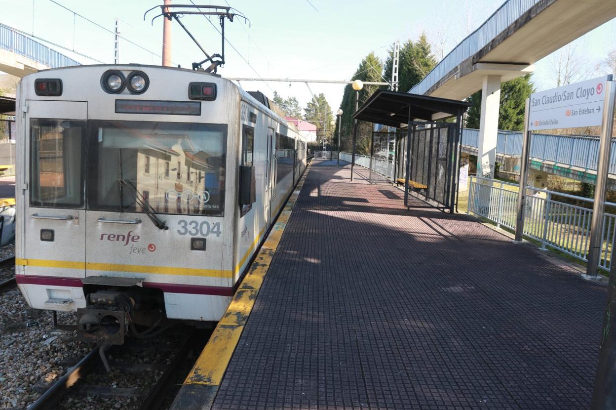 Un tren de Feve procedente de San Esteban con destino a Oviedo, en el apeadero de San Claudio. 
