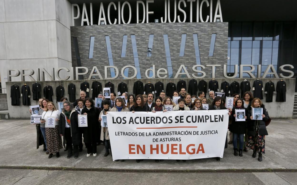 Los letrados de Administración de Justicia, ayer durante su protesta frente al Palacio de Justicia de Gijón, con las togas colgadas detrás . 