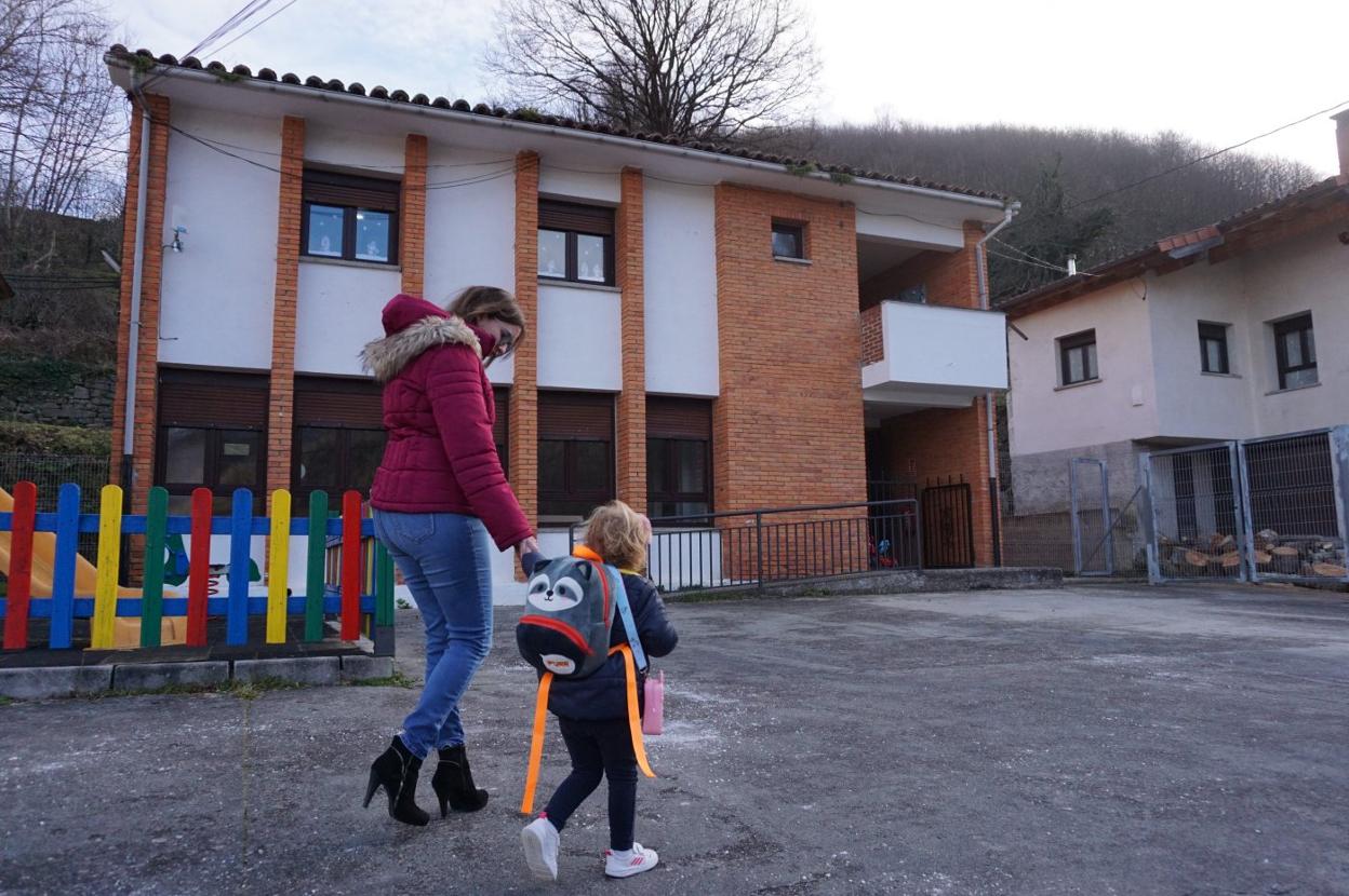 Marta Alonso y su hija camino de la escuela de 0 a 3, ayer en su apertura. 
