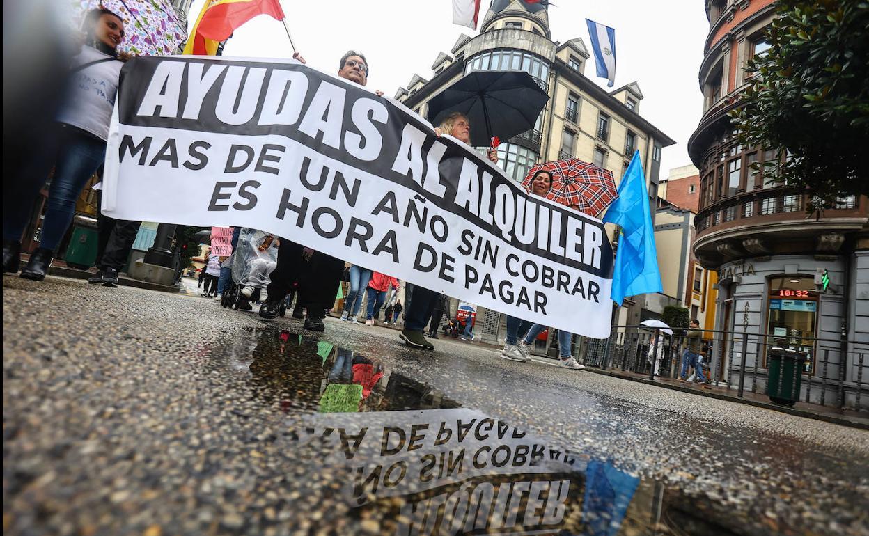 Manifestación en Oviedo de afectados por la demora en el cobro de las ayudas al alquiler, en octubre del pasado año.