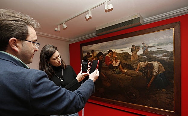 Usando los móviles se accede a información adicional sobre los cuadros. 