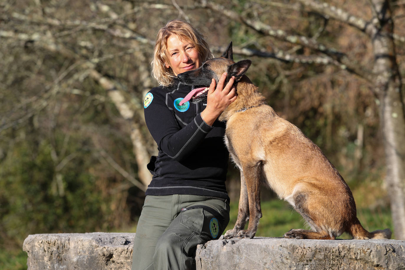 En la imagen, Elena Marcos, junto a su perra 'Mini', acaban de regresar de Turquía tras los trabajos en rescate en la ciudad de Adiyaman. En el vídeo, el trabajo de 'Mini' de la Unidad Canina del Principado, en la búsqueda de supervivientes del terremoto de Turquía