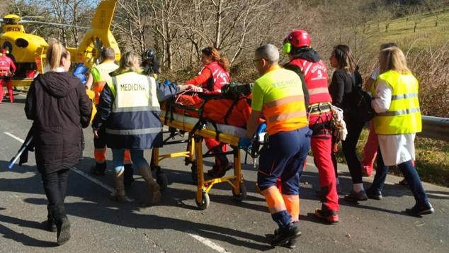 Fotos: Herida una mujer en un accidente de tráfico en Taramundi