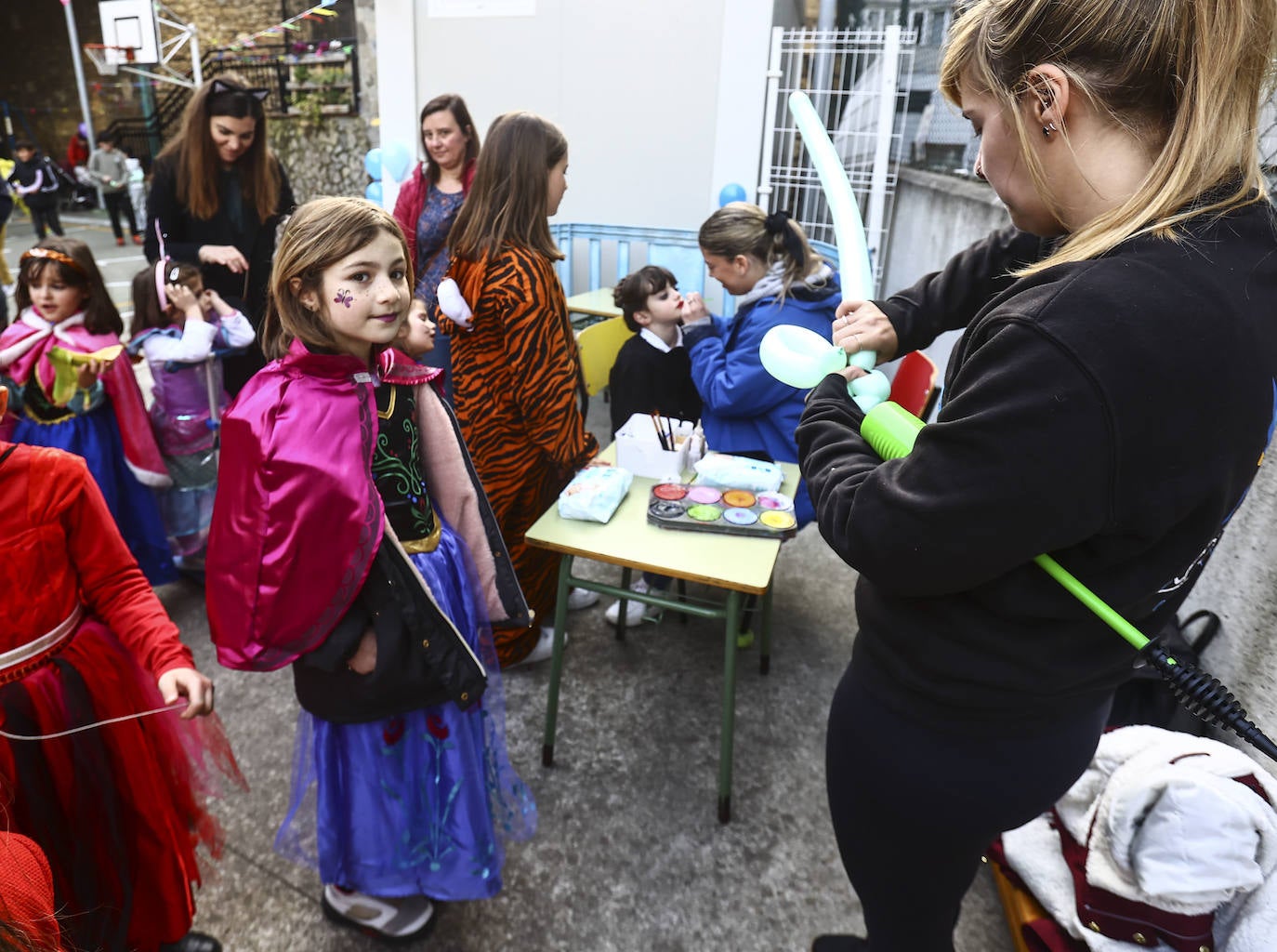 Fotos: El carnaval más colorido en los colegios asturianos