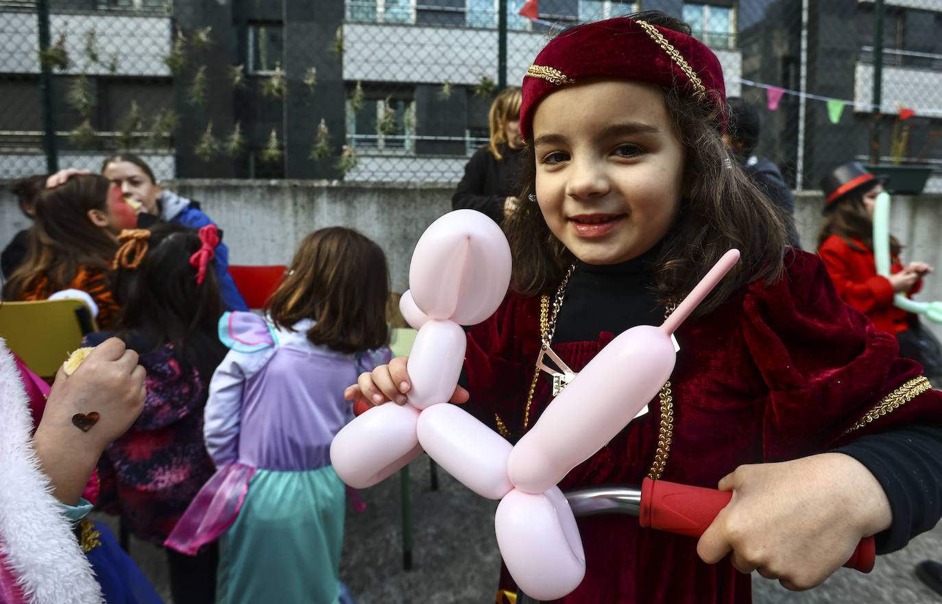 Fotos: El carnaval más colorido en los colegios asturianos