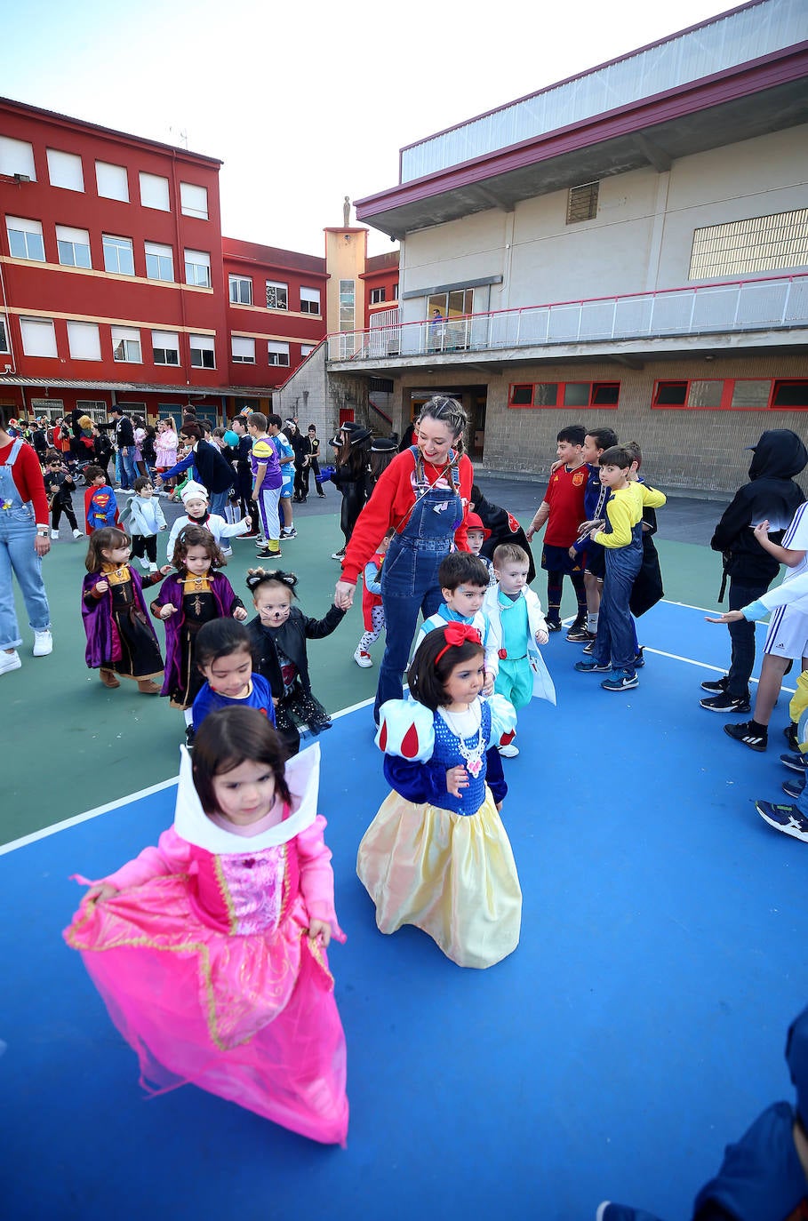 Fotos: El carnaval más colorido en los colegios asturianos