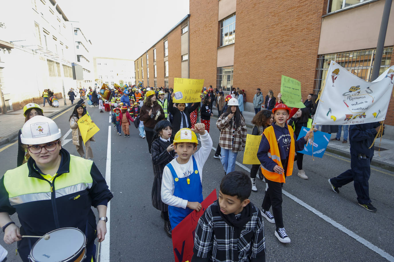 Fotos: El carnaval más colorido en los colegios asturianos