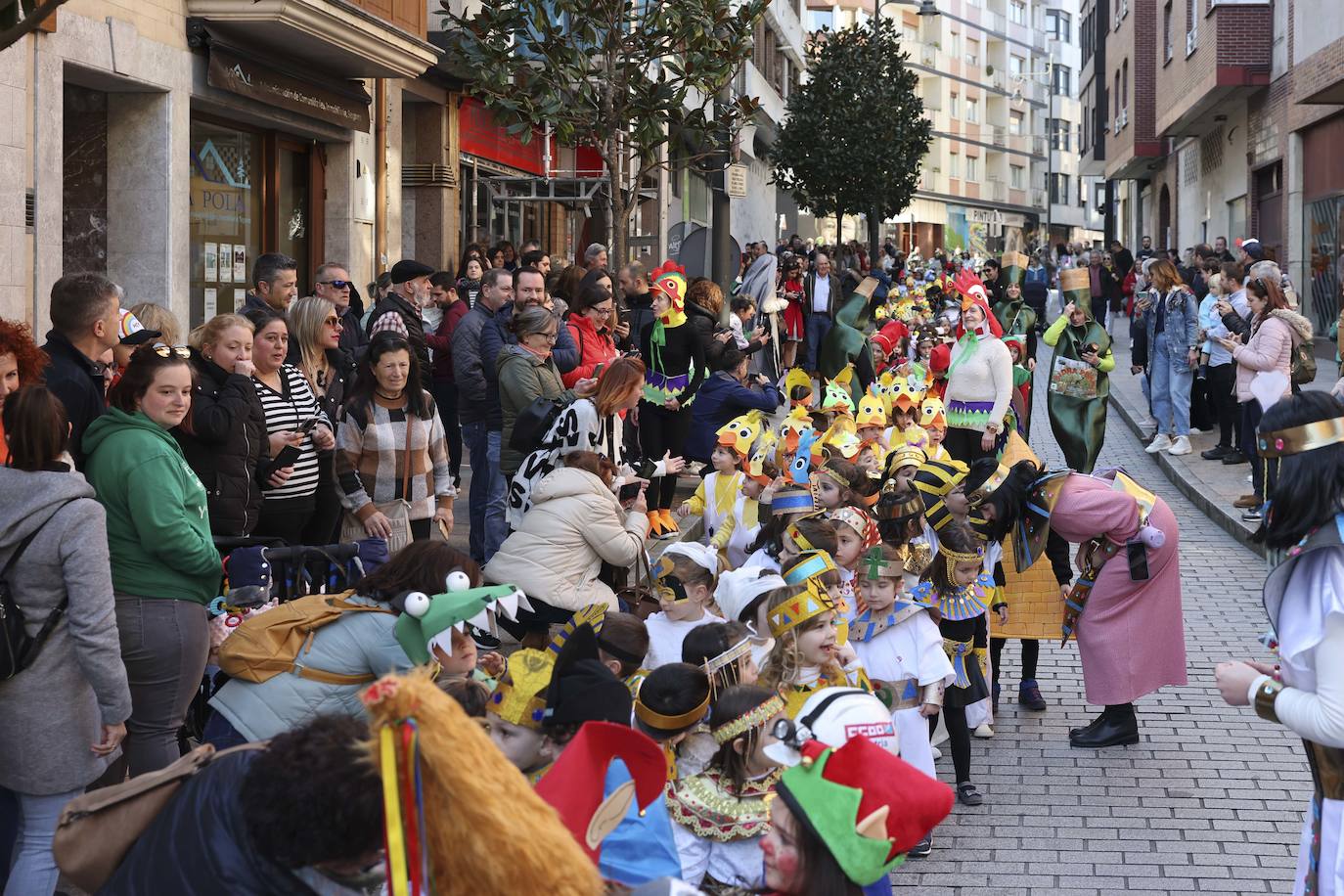 Fotos: El carnaval más colorido en los colegios asturianos