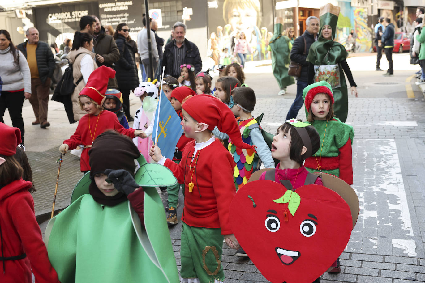 Fotos: El carnaval más colorido en los colegios asturianos