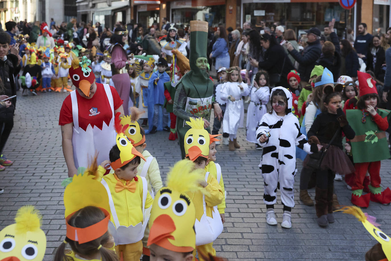 Fotos: El carnaval más colorido en los colegios asturianos