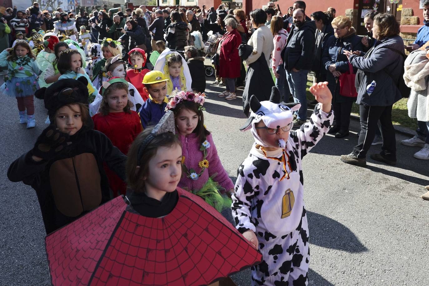 Fotos: El carnaval más colorido en los colegios asturianos