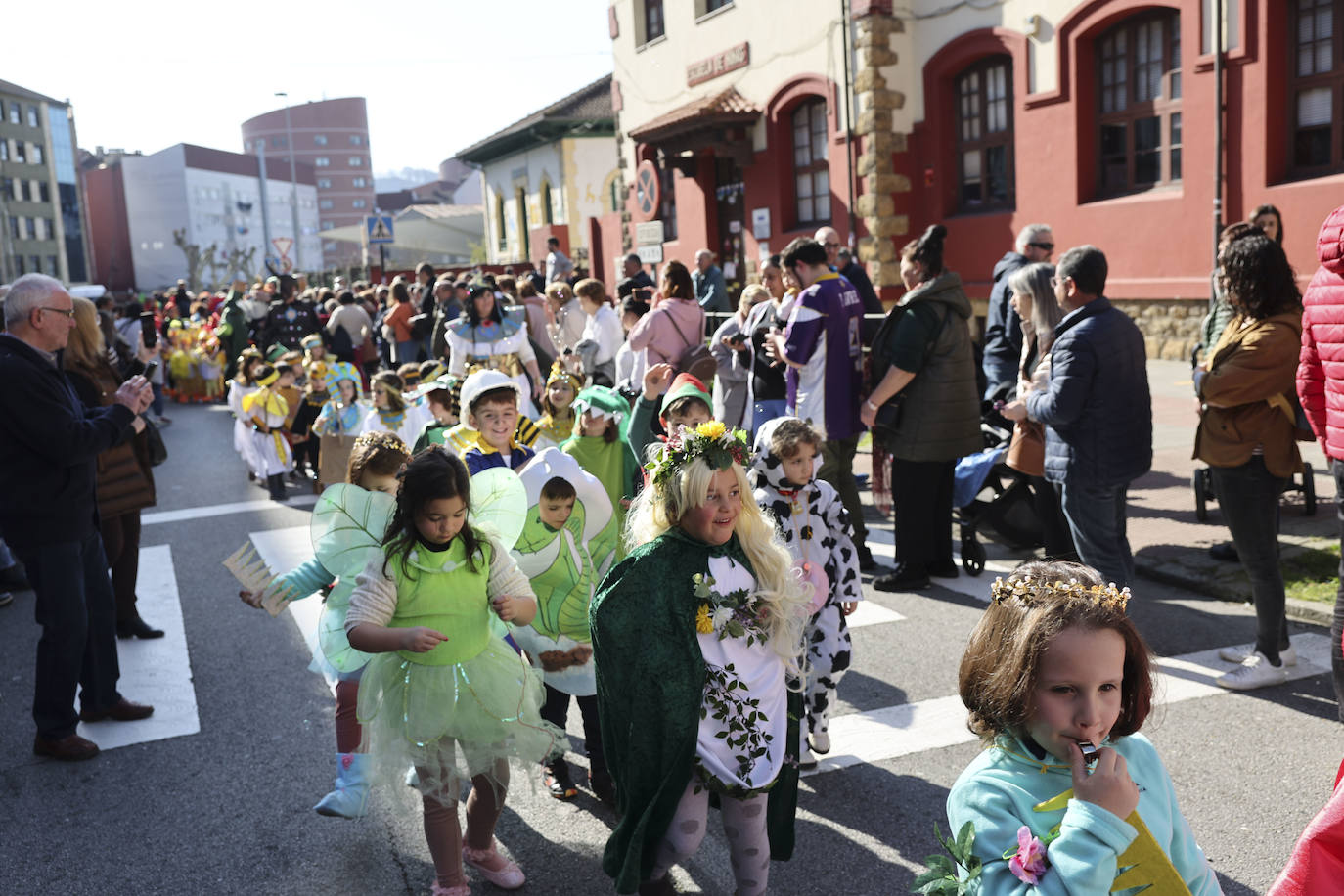 Fotos: El carnaval más colorido en los colegios asturianos