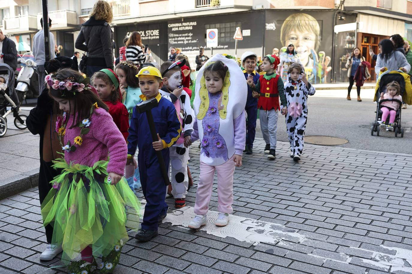 Fotos: El carnaval más colorido en los colegios asturianos