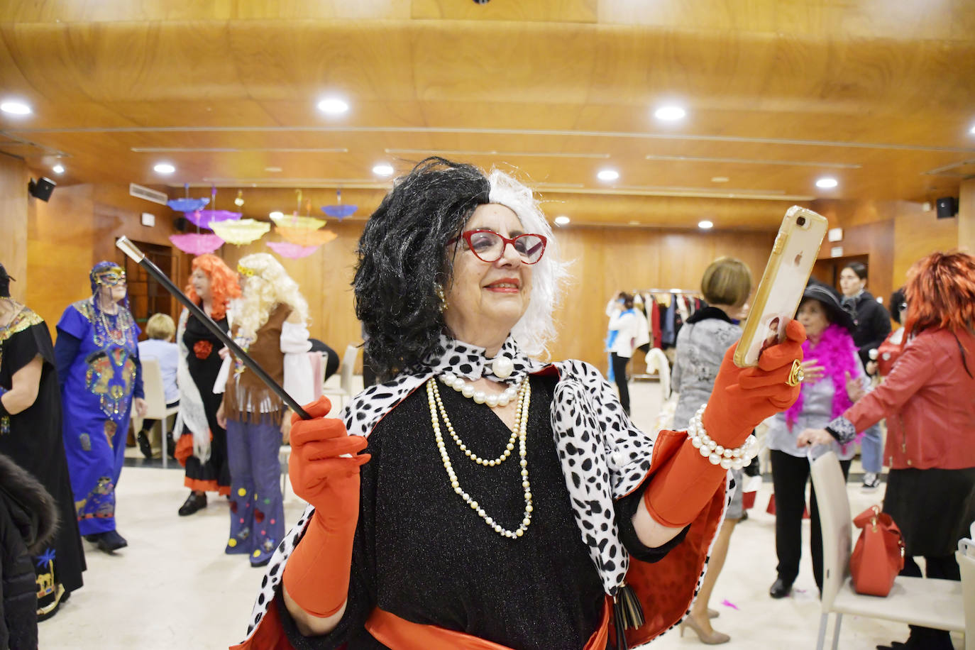 Fotos: Diversión y colorido en les Comadres de Avilés