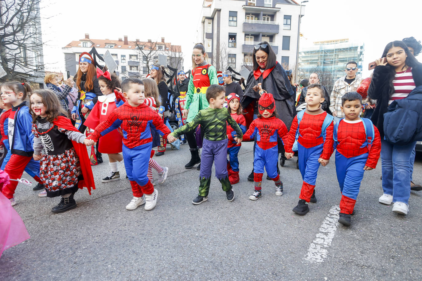 Fotos: Arte, superhéroes y reivindicación en el Antroxu de la zona oeste de Gijón