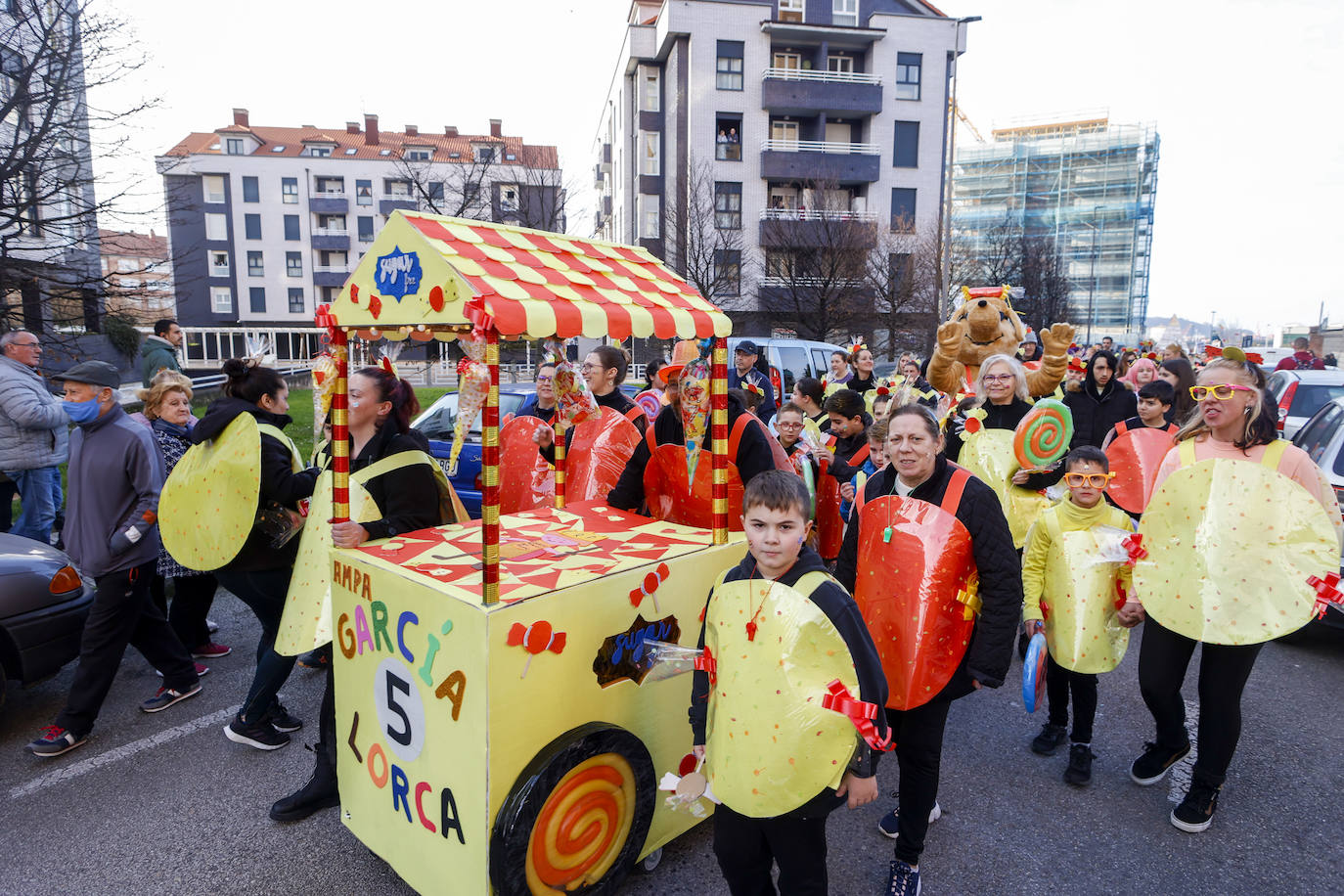 Fotos: Arte, superhéroes y reivindicación en el Antroxu de la zona oeste de Gijón