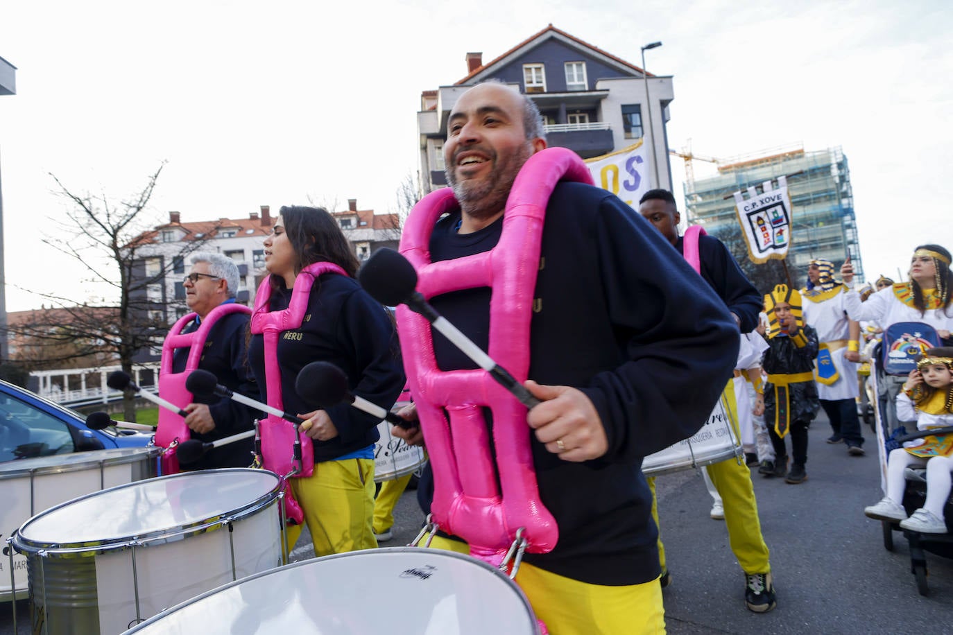 Fotos: Arte, superhéroes y reivindicación en el Antroxu de la zona oeste de Gijón