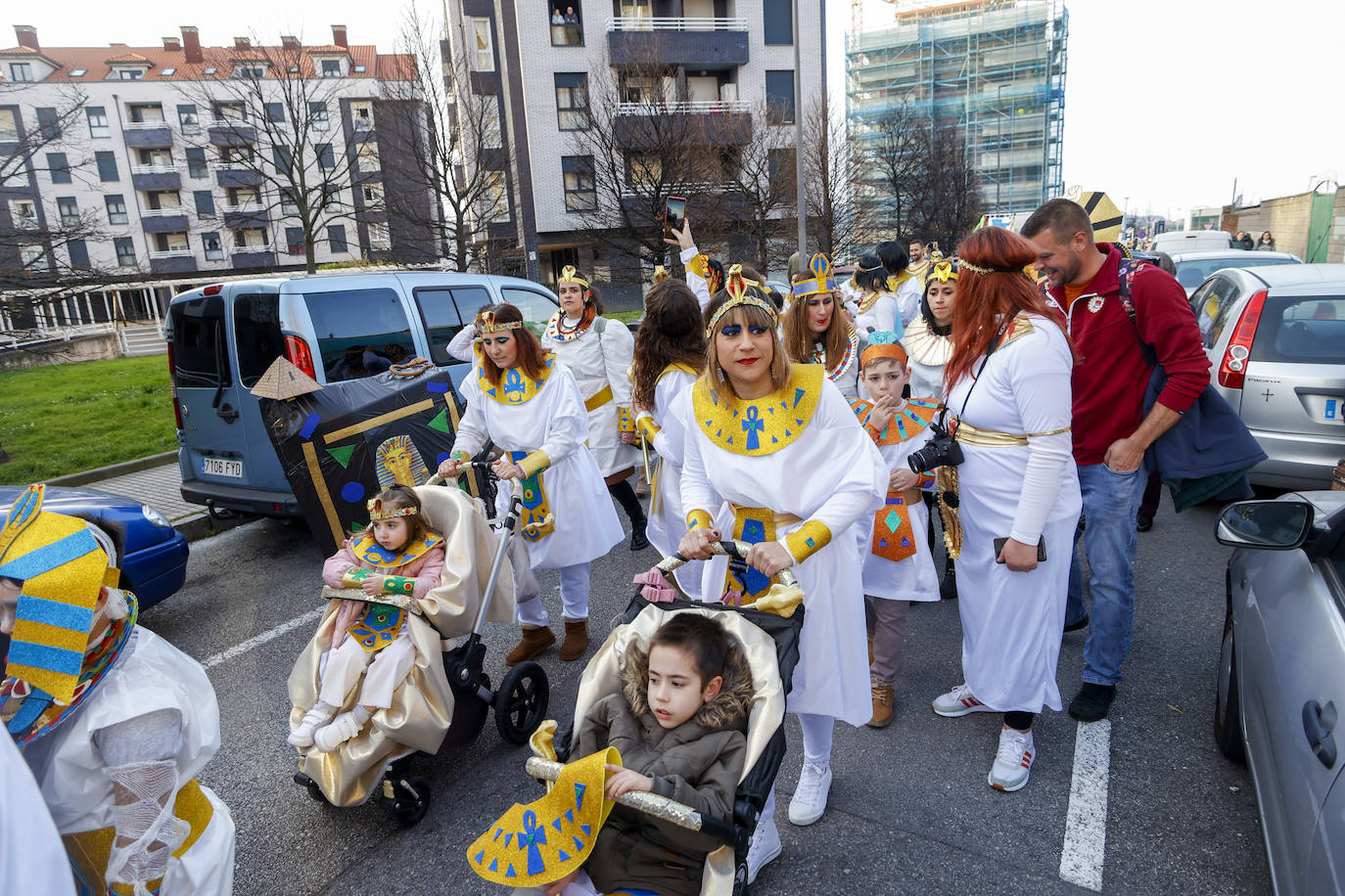 Fotos: Arte, superhéroes y reivindicación en el Antroxu de la zona oeste de Gijón