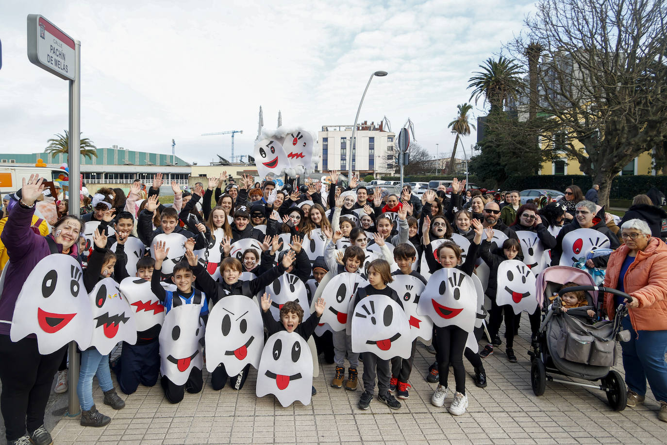 Fotos: Arte, superhéroes y reivindicación en el Antroxu de la zona oeste de Gijón