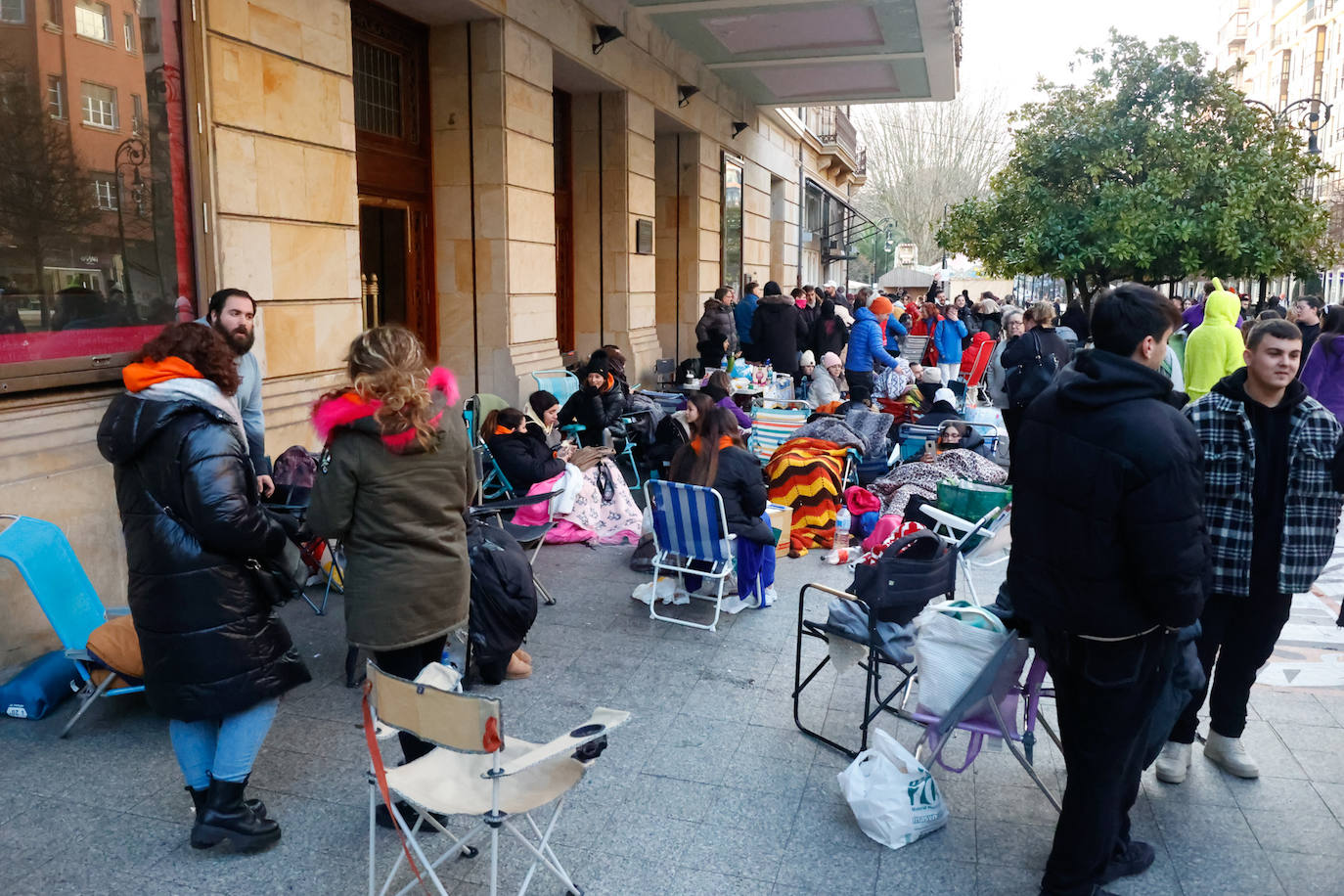 Fotos: Largas colas en el Jovellanos para disfrutar de las charangas