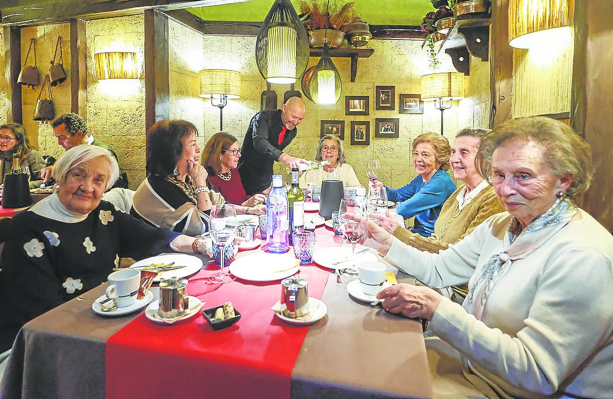 'Las amigas de los martes' cenando en el restaurante La Ciudadela.