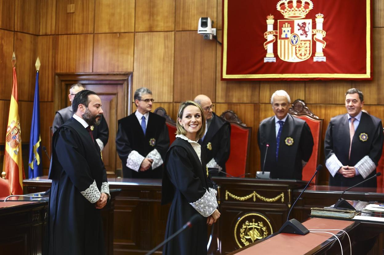 Laura Sotorrío Fernández-Mijares, ayer, durante su jura como magistrada, junto a su padrino, Pedro Prado. 