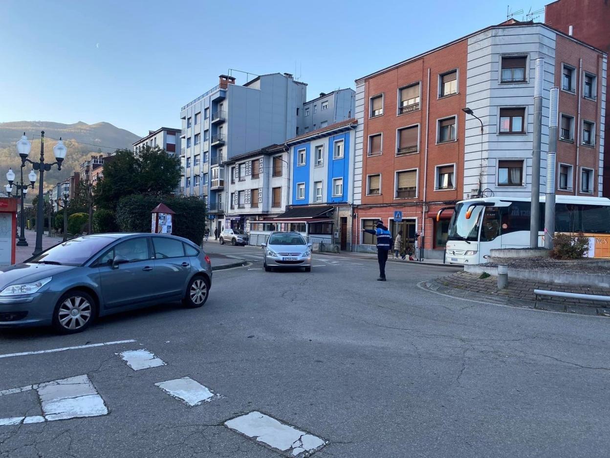 Rotonda de la avenida de La Libertad, donde el tráfico hacia Langreo se desvía por el interior de Blimea. 