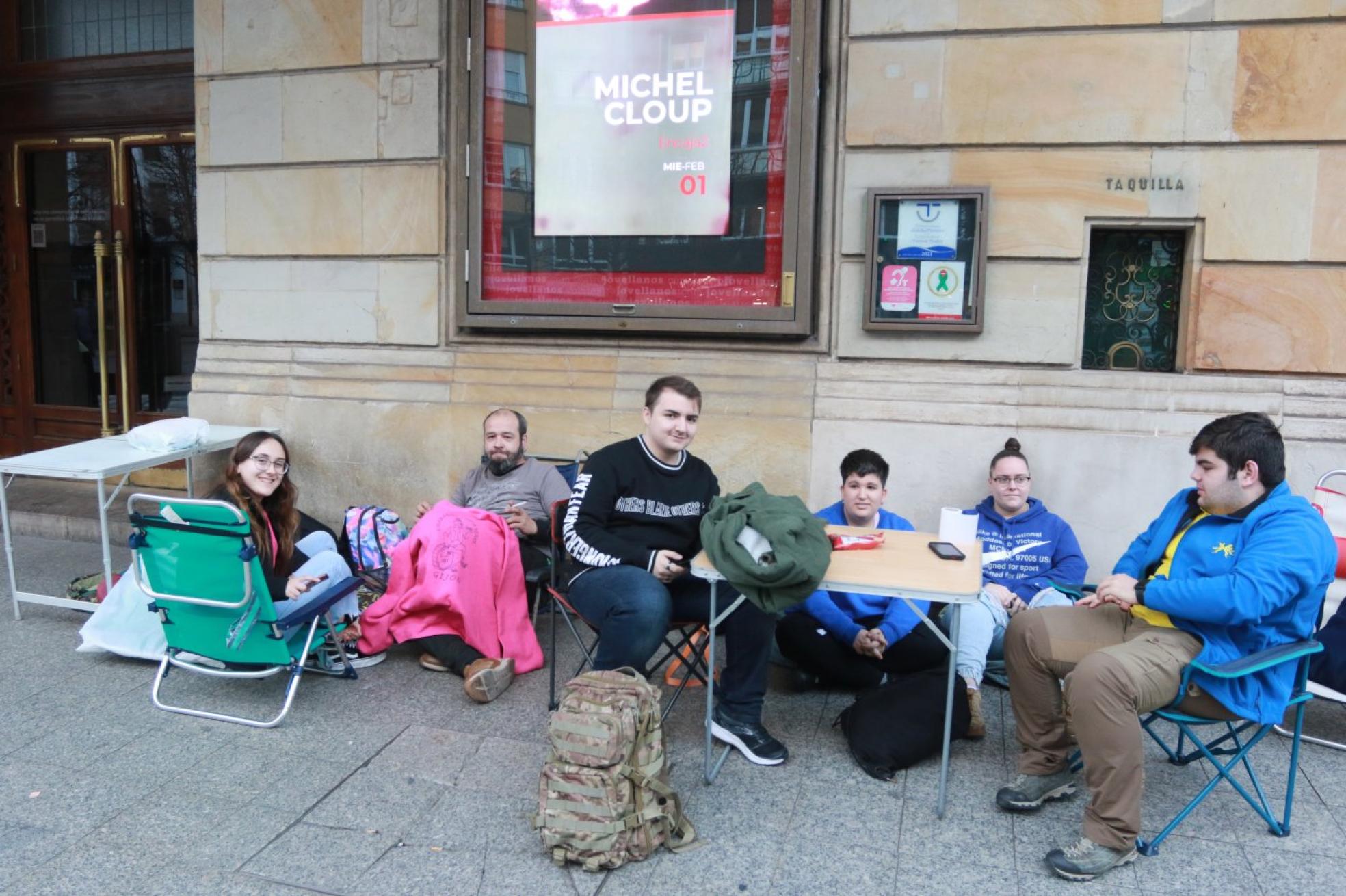 La charanga Los Acoplaos, con otras tres agrupaciones delante, ayer por la tarde a las puertas del Teatro Jovellanos. 