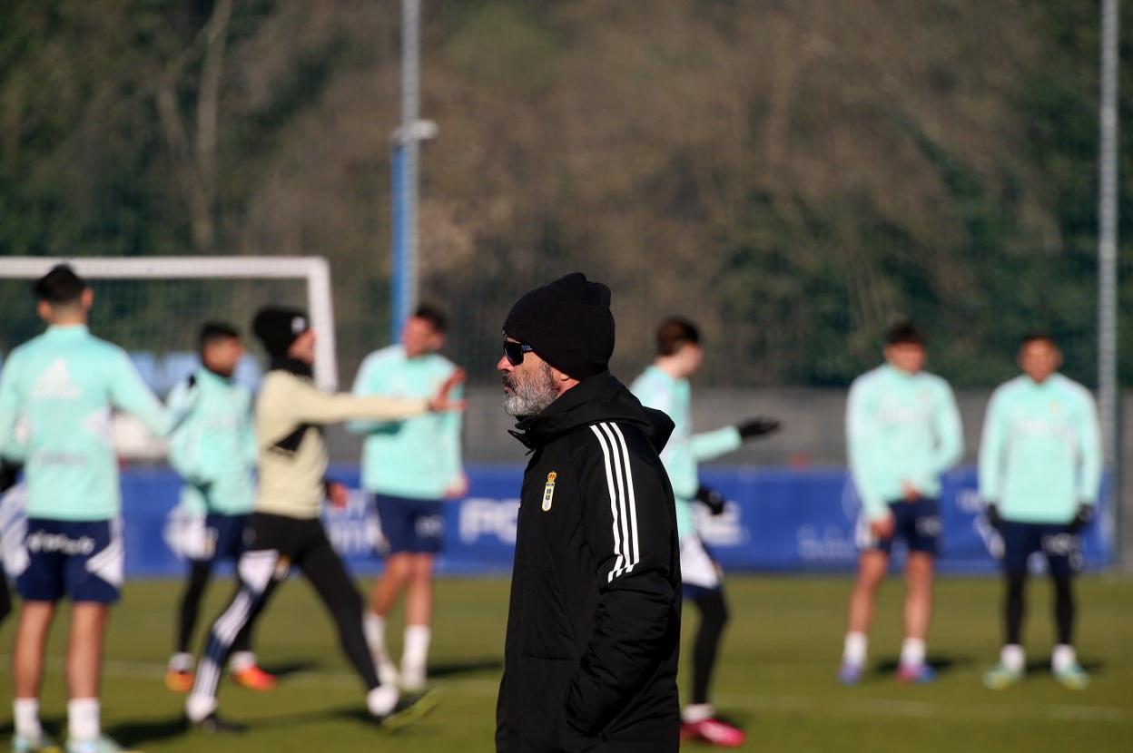 El entrenador azul, Álvaro Cervera, pensativo mientras observa a los jugadores en una de las sesiones de la semana en El Requexón.