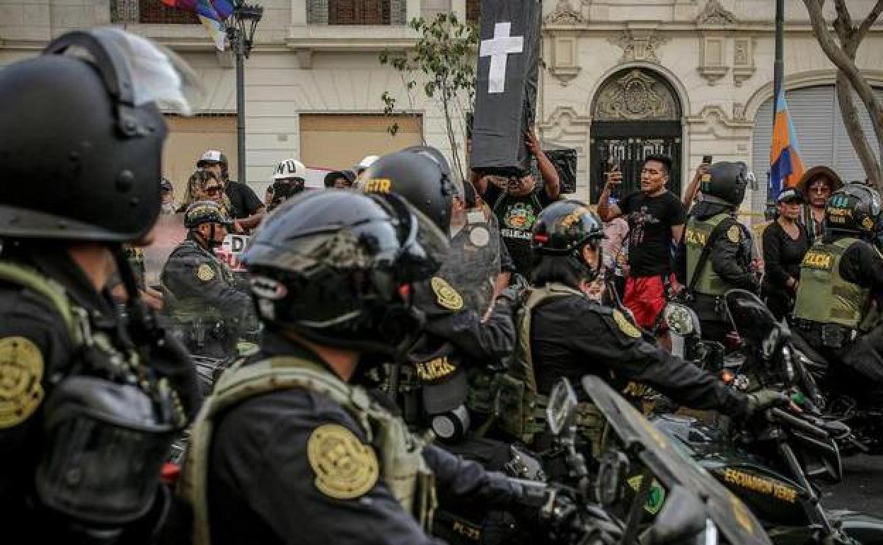 La Policía controla una marcha multitudinaria en Perú