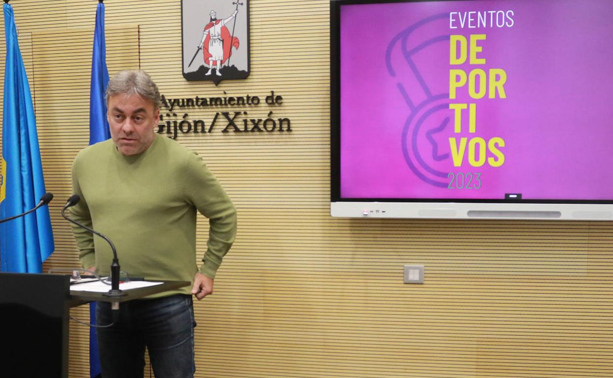 El concejal de Deportes, José Ramón Tuero, durante la presentación del calendario de eventos deportivos de Gijón.